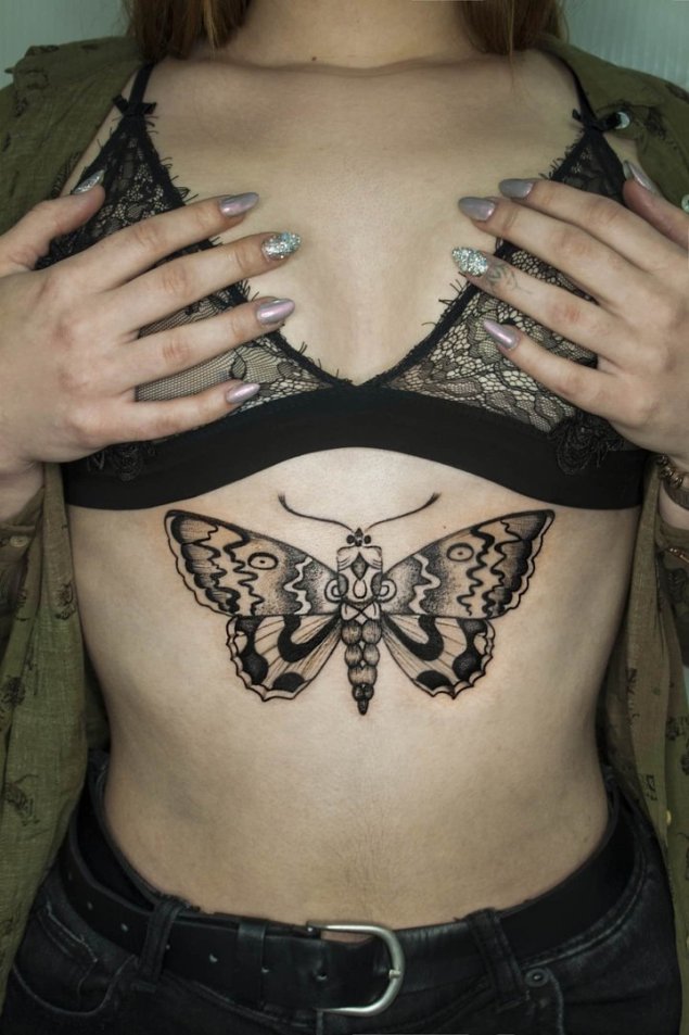 Тату бабочки под грудью