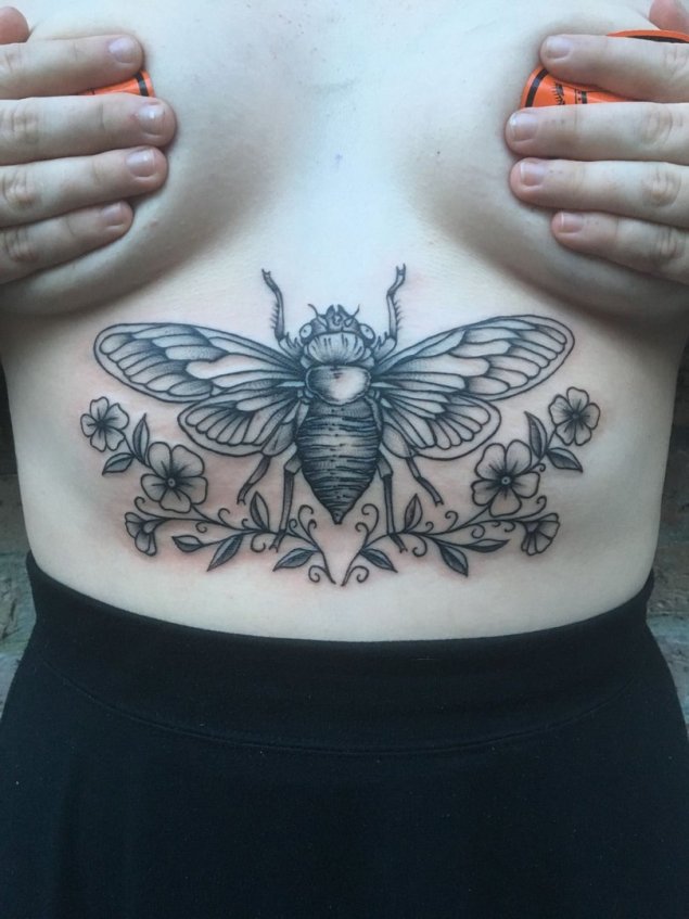 Тату бабочки под грудью