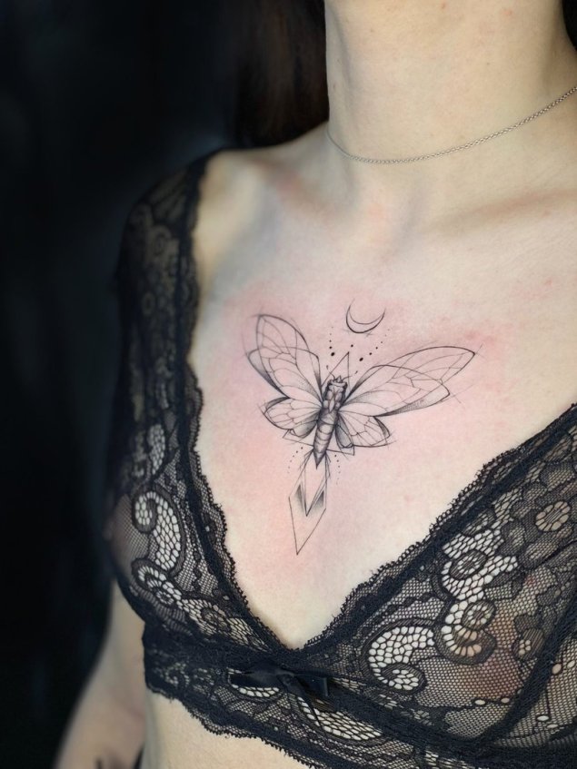 Тату над грудью женские