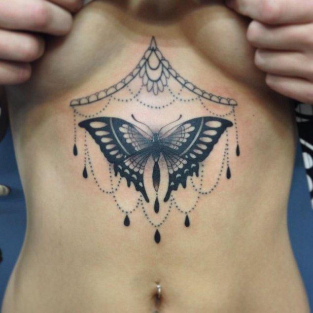 Тату бабочки под грудью