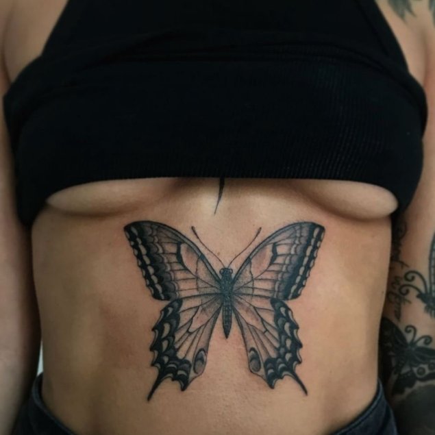 Тату бабочка на груди