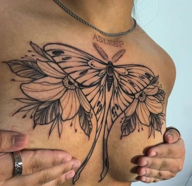 Татуировка бабочка на груди
