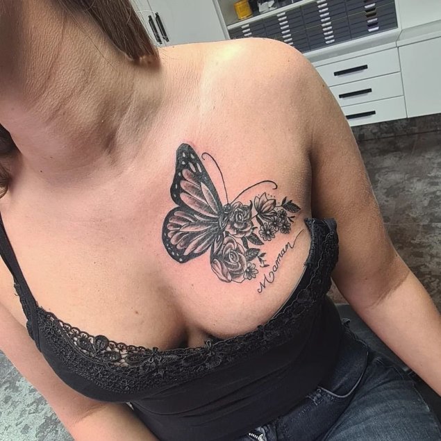 Тату бабочка на груди