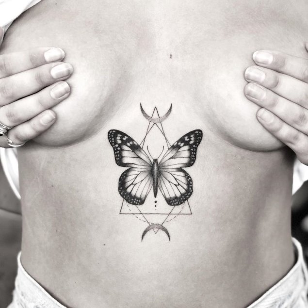 Тату бабочка на груди