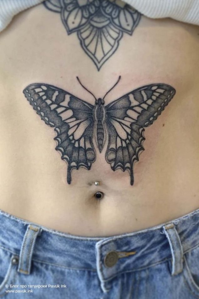 Тату бабочка на груди