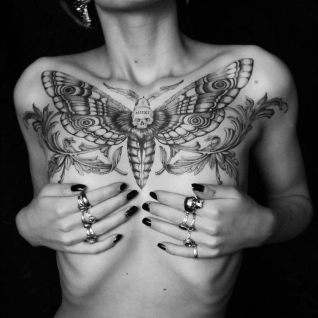 Тату на грудине женские