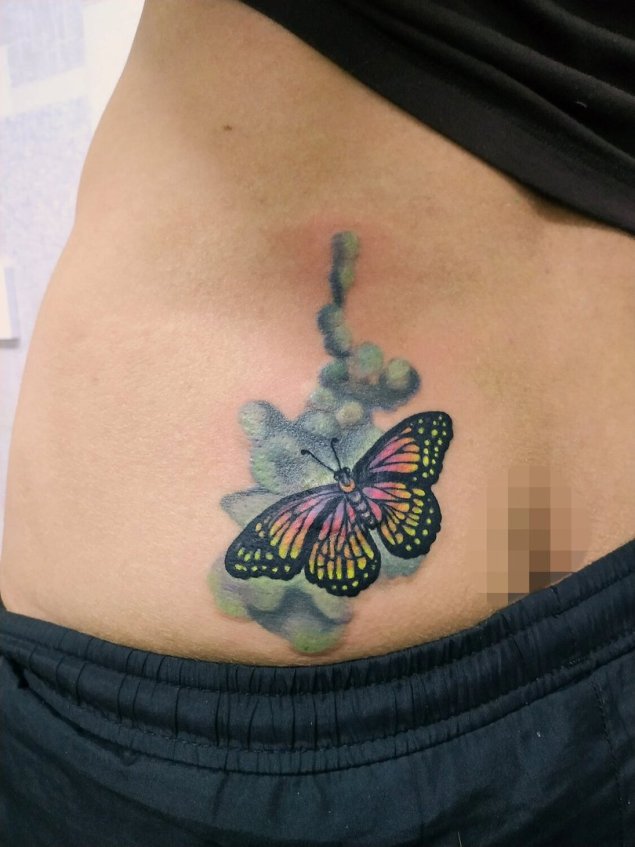 Тату бабочка на попе