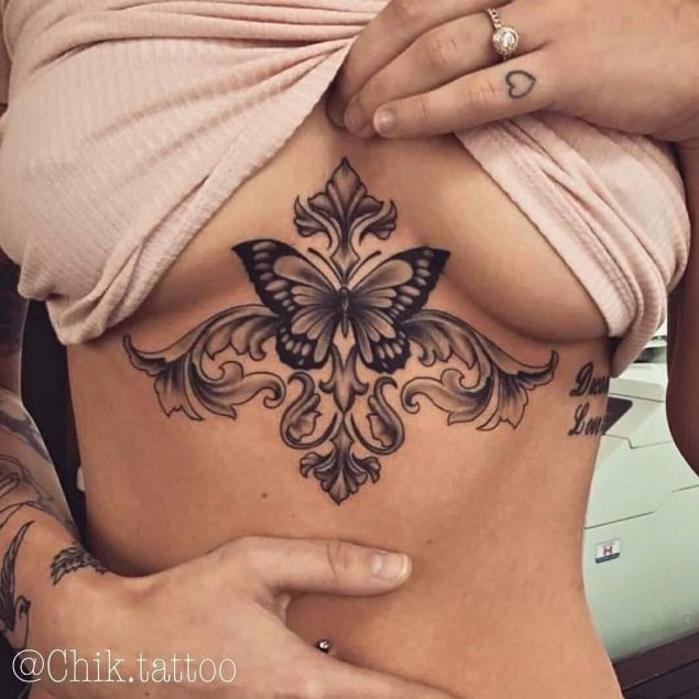 Женские татуировки под грудью