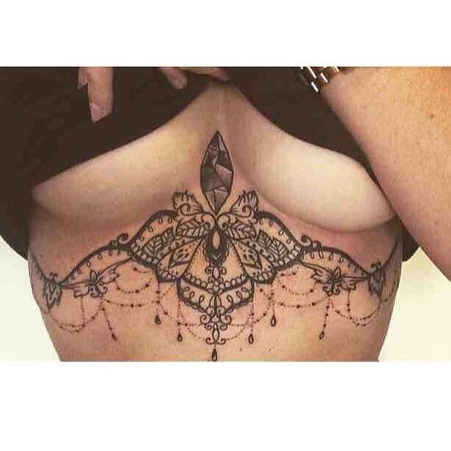 Тату под грудь