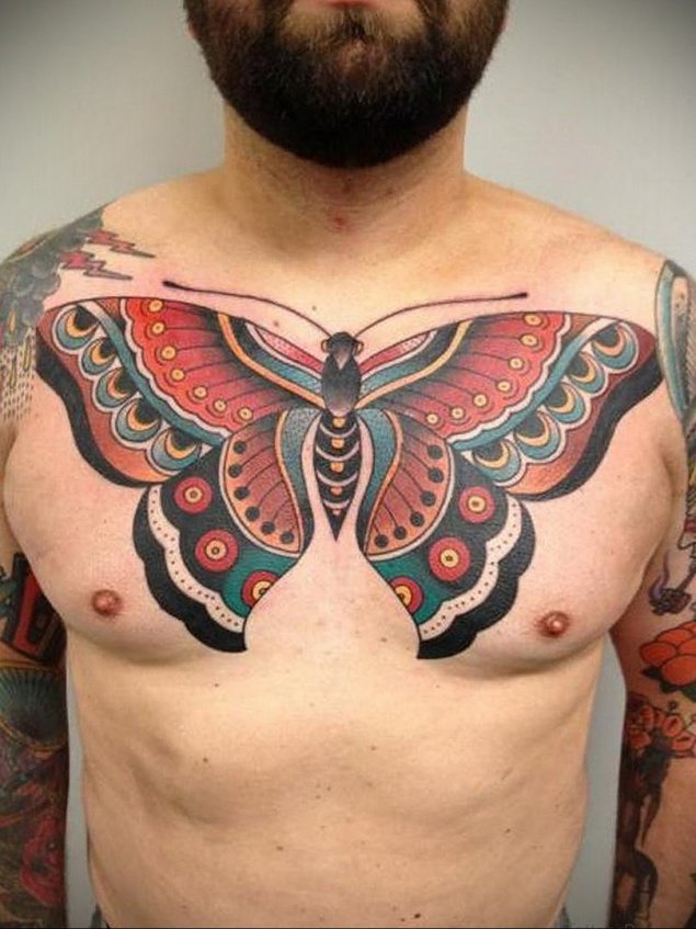 Тату бабочка на груди