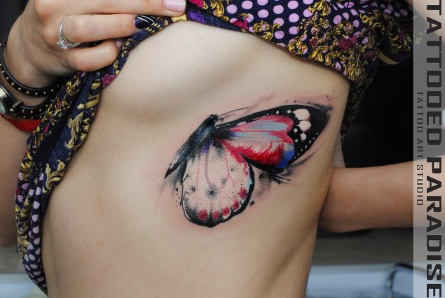 Тату бабочки под грудью