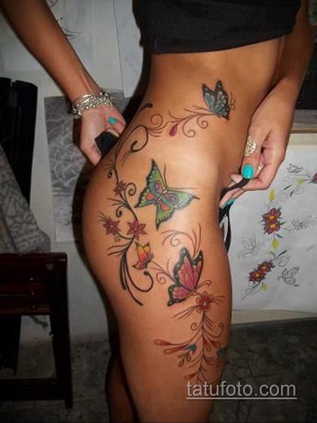 Тату бабочка на бедре