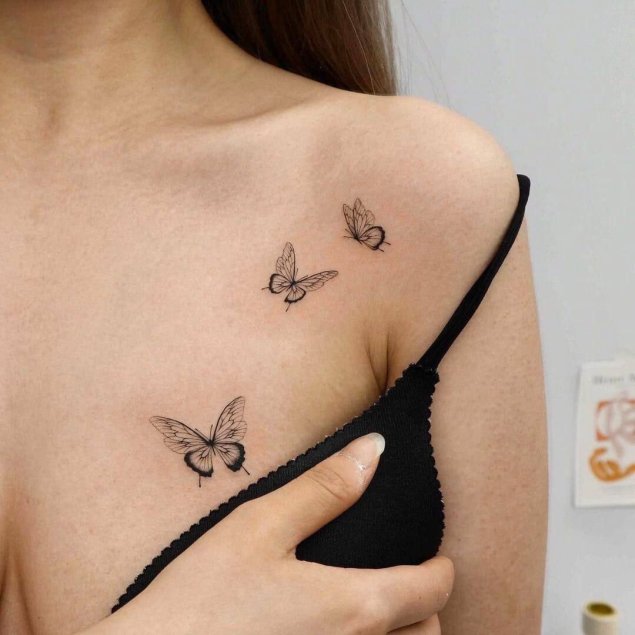 Тату бабочка на ключице