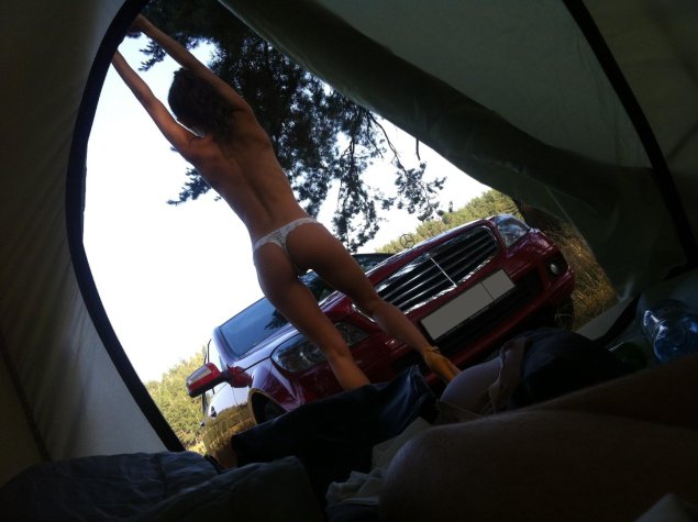 Девушки без трусов в палатке