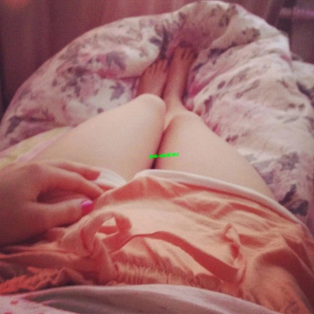 Девушка на кровати без лица