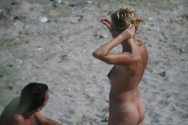 Пляж с голыми