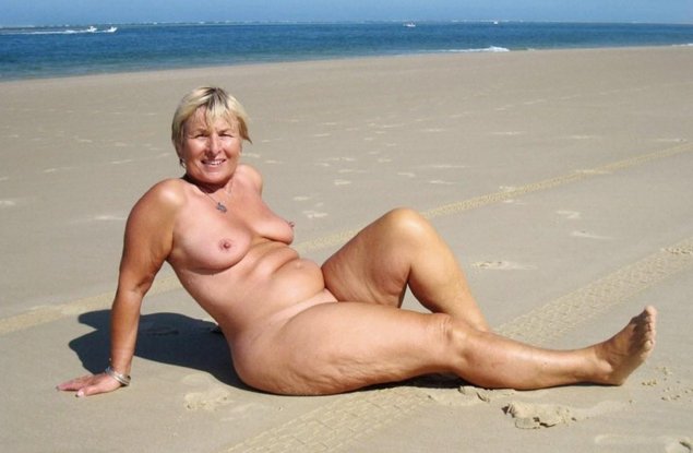 Голые пожилые женщины на пляже