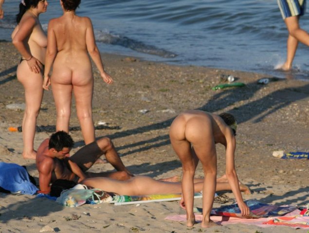 Пляж голых женщин