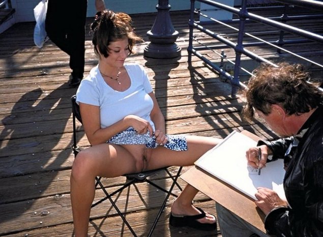 Девушка в майке без лифчика