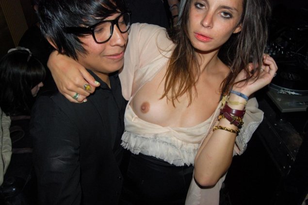 Засветила груди