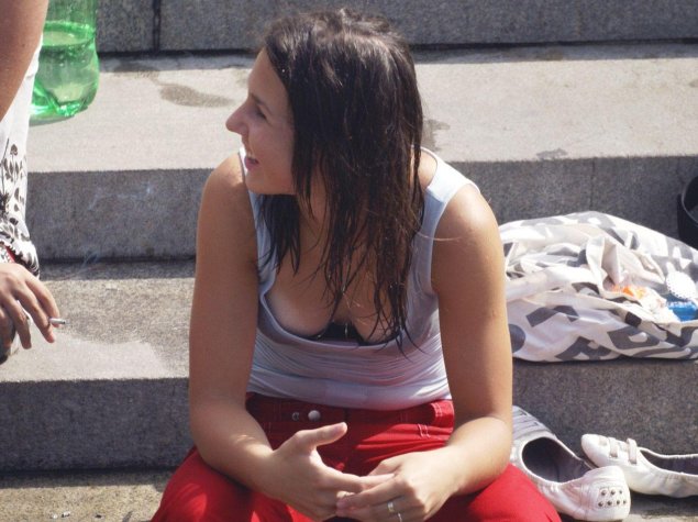 Случайно засветила грудь на улице