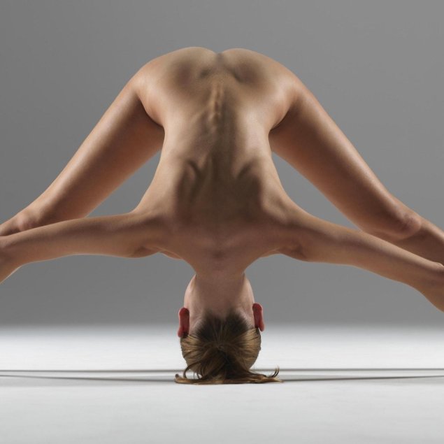 Голые девушки занимаются йогой