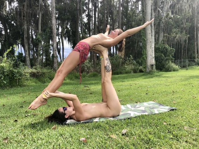 Голые женщины занимаются йогой