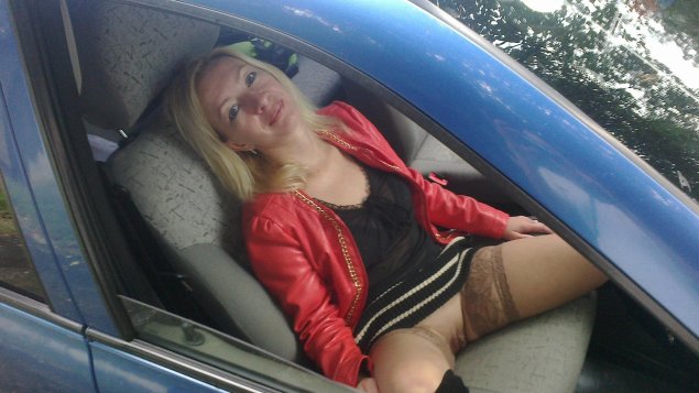 Зрелая в машине без трусов