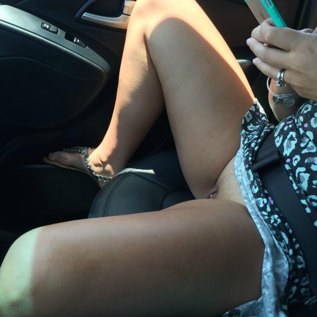 Засветила киску в машине