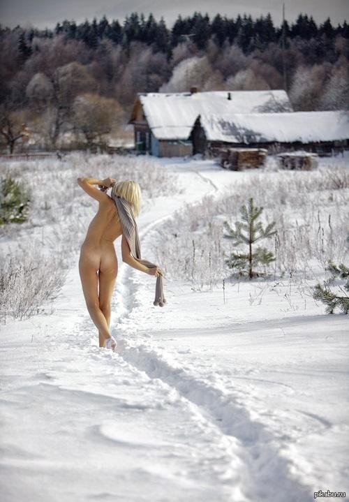 Голые девушки на снегу