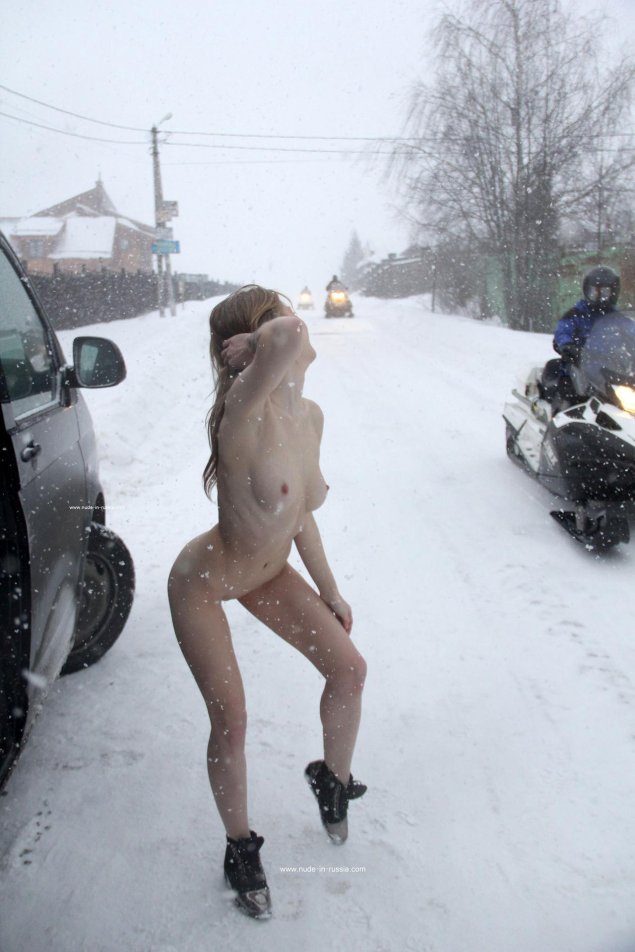 Снеготред голые женщины