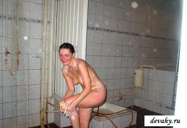 Голая в общественной бане