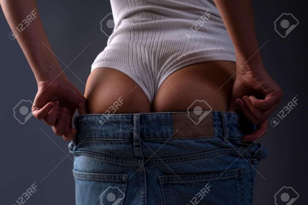 Девушка снимает штаны