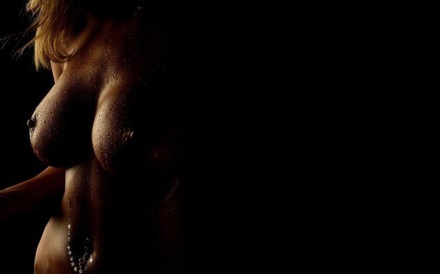 Голые женщины на темном фоне