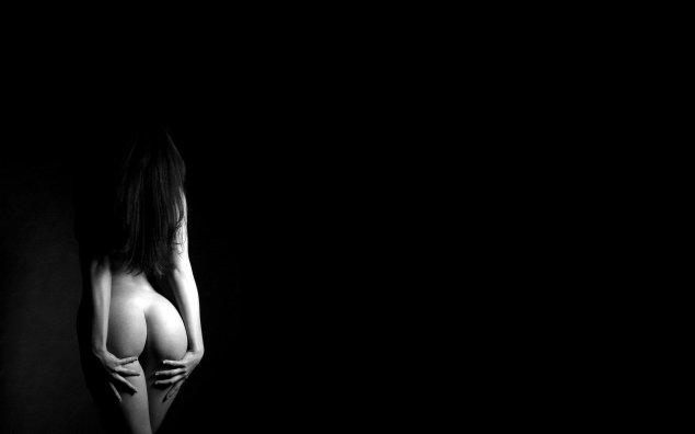 Голые девки на черном фоне