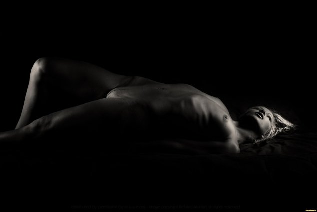 Голая в темноте