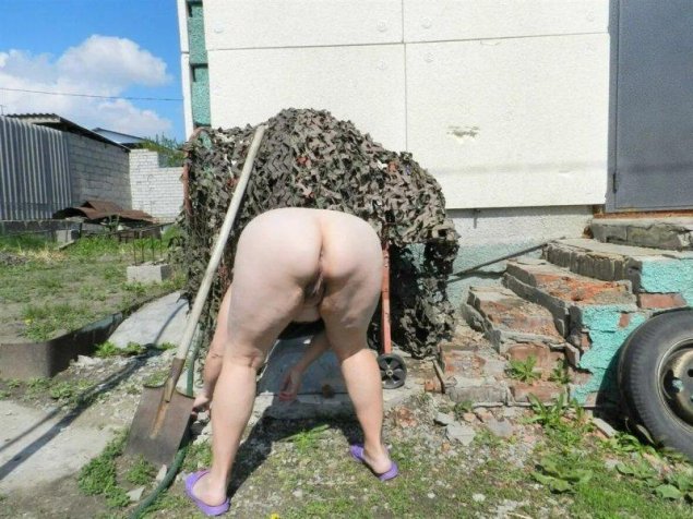 Женщины на огороде без трусов