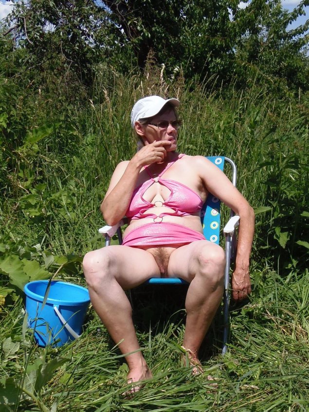 Старухи в трусах на даче