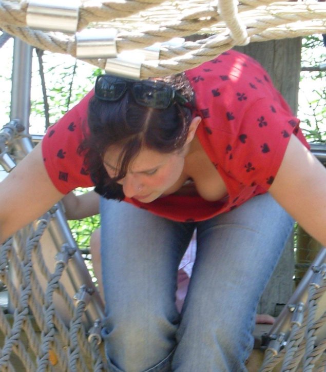 Наклонилась и засветила сиськи