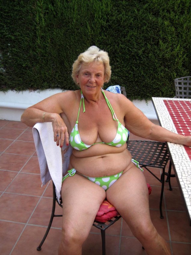 Бабушка в бикини сиськи видно
