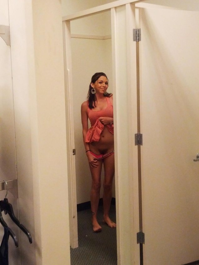 Примеряет купальник