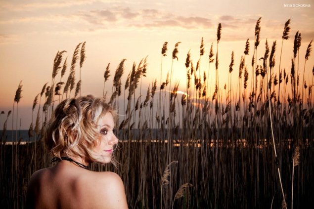 Девушка в камышах