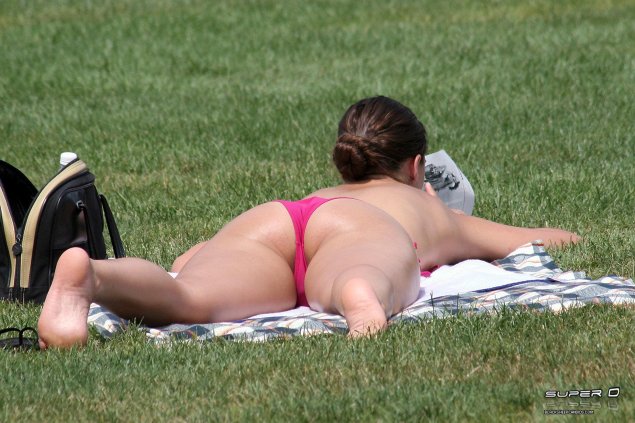 Девушки загорают в парках