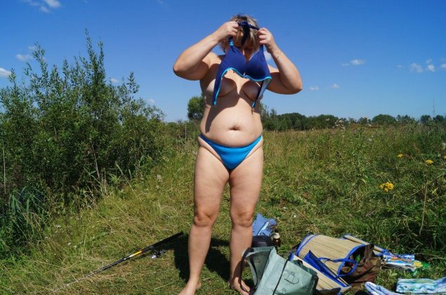 Бабы в купальниках на даче