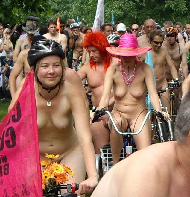 Лондонский велопробег world naked bike ride