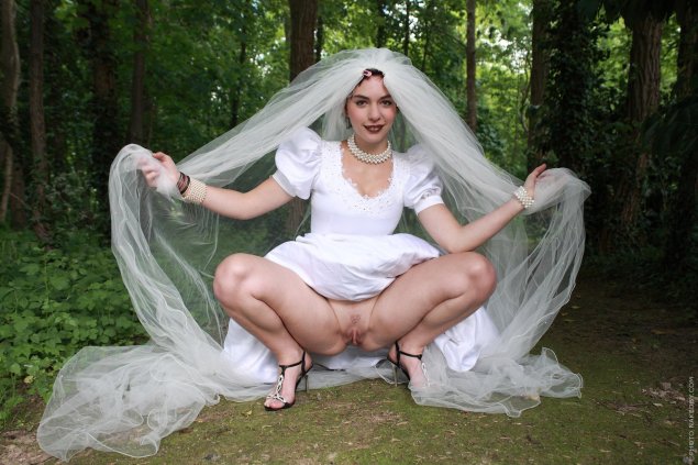 Голые невесты показывают влагалища