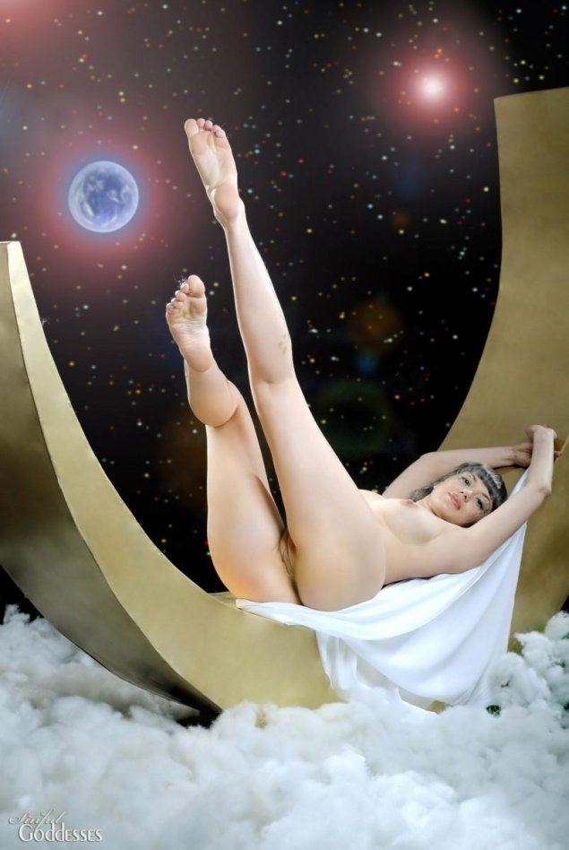 Девушка на луне