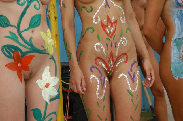 Пляжный бодиарт девушки