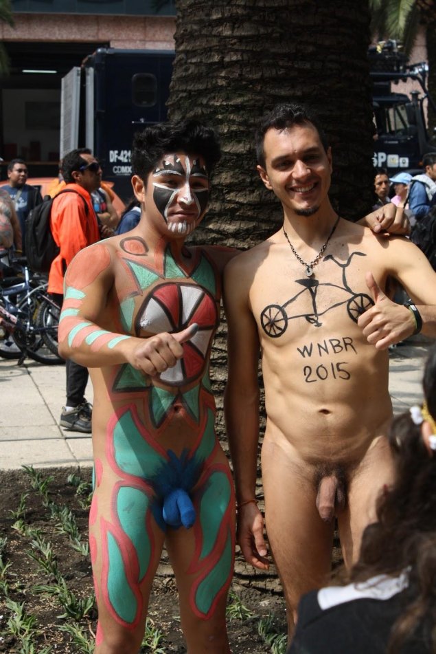 Бодиарт на голом мужчине улице