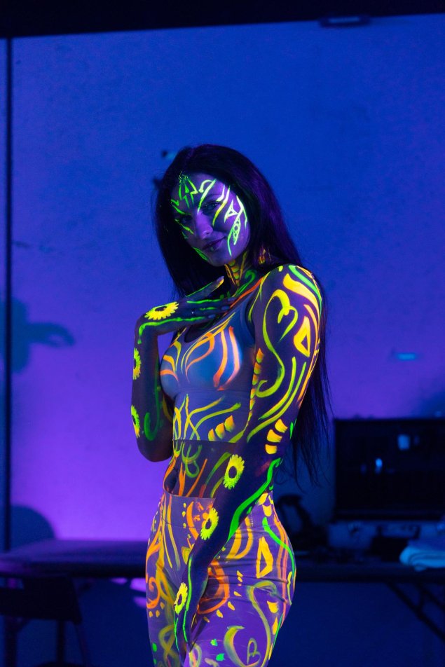 Неоновый бодиарт